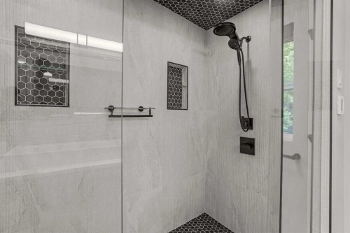 610 Larch Place, Canmore, AB - Indoor Photo Showing Bathroom