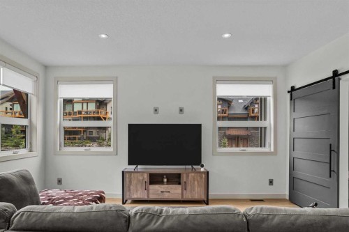 401 Stewart Creek Close, Canmore, AB - Indoor Photo Showing Living Room