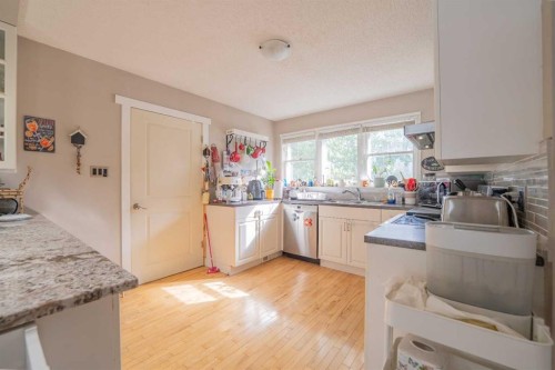 1306 1St Avenue, Canmore, AB - Indoor Photo Showing Kitchen