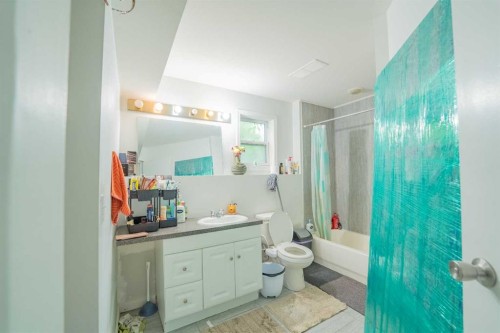 1306 1St Avenue, Canmore, AB - Indoor Photo Showing Bathroom