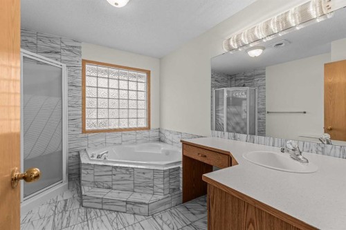 522 Grotto Road, Canmore, AB - Indoor Photo Showing Bathroom