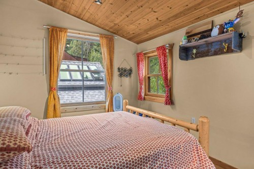 A And B-132 Rundle Crescent, Canmore, AB - Indoor Photo Showing Bedroom