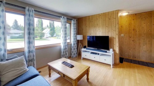 4209 6 Avenue, Edson, AB - Indoor Photo Showing Living Room