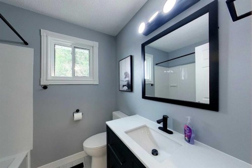 5735 Westhaven Drive, Edson, AB - Indoor Photo Showing Bathroom