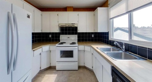 5735 Westhaven Drive, Edson, AB - Indoor Photo Showing Kitchen With Double Sink