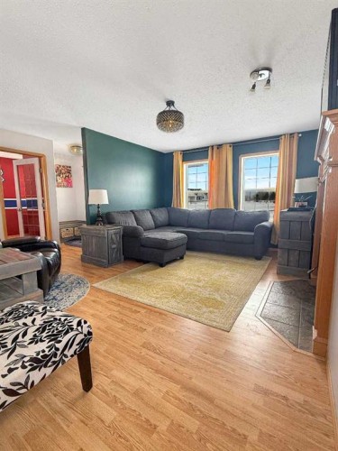 42-113033 Township Road 592, Rural Woodlands County, AB - Indoor Photo Showing Living Room