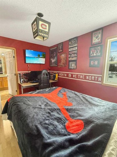 42-113033 Township Road 592, Rural Woodlands County, AB - Indoor Photo Showing Bedroom