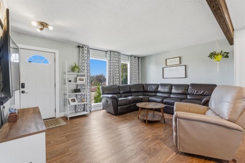 5415 Willock Crescent, Swan Hills, AB - Indoor Photo Showing Living Room
