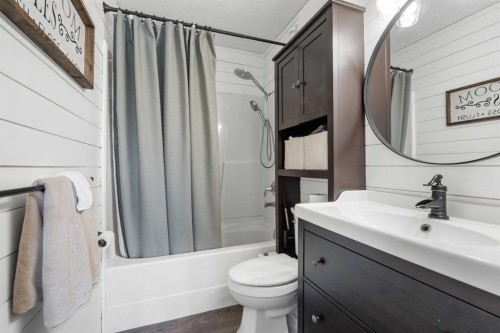 5415 Willock Crescent, Swan Hills, AB - Indoor Photo Showing Bathroom