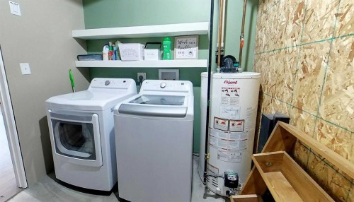 7101 Glenwood Drive, Edson, AB - Indoor Photo Showing Laundry Room