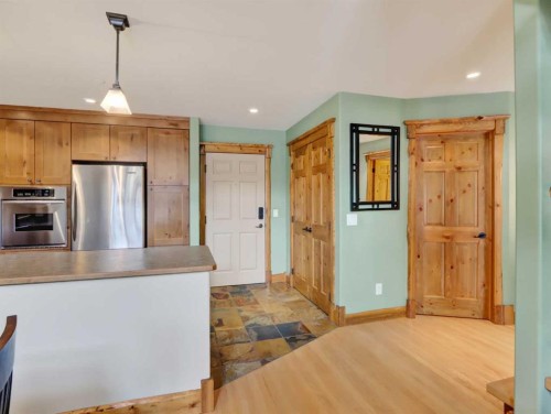 307-155 Crossbow Place, Canmore, AB - Indoor Photo Showing Kitchen
