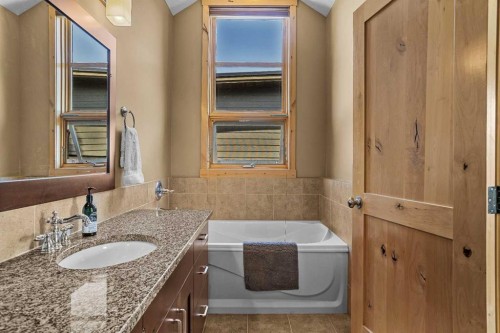 516 8Th Avenue, Canmore, AB - Indoor Photo Showing Bathroom