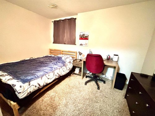 321 Collinge Road, Hinton, AB - Indoor Photo Showing Bedroom
