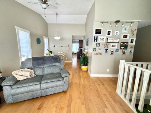 321 Collinge Road, Hinton, AB - Indoor Photo Showing Living Room