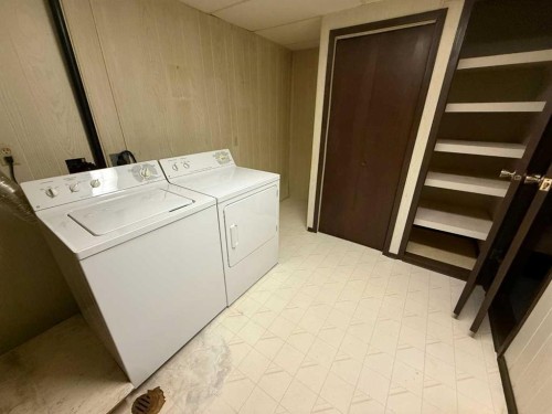 105 Poplar Place, Hinton, AB - Indoor Photo Showing Laundry Room
