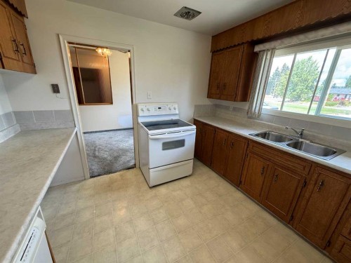 105 Poplar Place, Hinton, AB - Indoor Photo Showing Kitchen With Double Sink