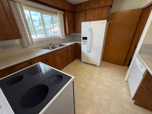 105 Poplar Place, Hinton, AB - Indoor Photo Showing Kitchen With Double Sink