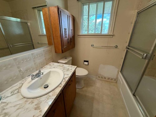 105 Poplar Place, Hinton, AB - Indoor Photo Showing Bathroom