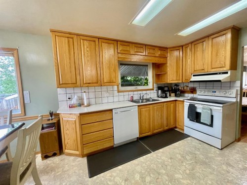 1418 53 Street, Edson, AB - Indoor Photo Showing Kitchen With Double Sink