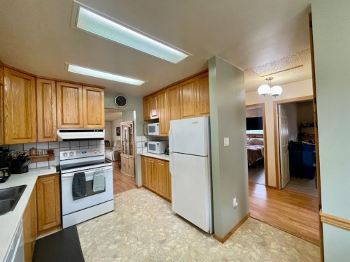 1418 53 Street, Edson, AB - Indoor Photo Showing Kitchen With Double Sink