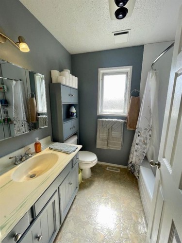 1418 53 Street, Edson, AB - Indoor Photo Showing Bathroom