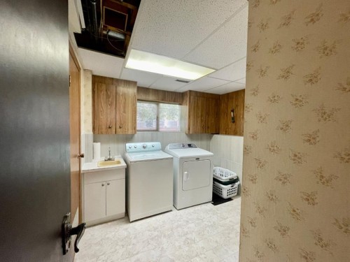 1418 53 Street, Edson, AB - Indoor Photo Showing Laundry Room