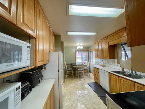 1418 53 Street, Edson, AB - Indoor Photo Showing Kitchen With Double Sink