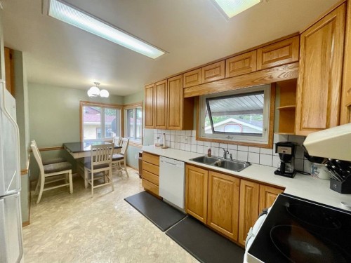 1418 53 Street, Edson, AB - Indoor Photo Showing Kitchen With Double Sink