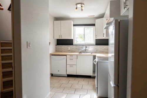 382 Skogg Avenue, Hinton, AB - Indoor Photo Showing Kitchen