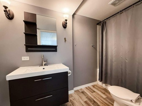 382 Skogg Avenue, Hinton, AB - Indoor Photo Showing Bathroom