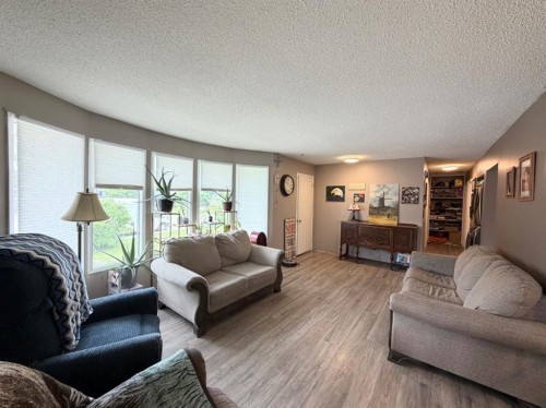 5746 9 Avenue, Edson, AB - Indoor Photo Showing Living Room