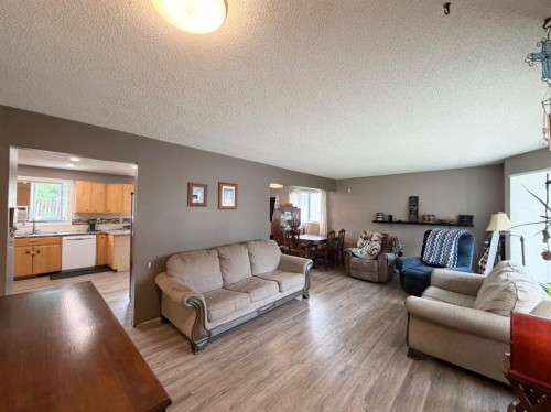5746 9 Avenue, Edson, AB - Indoor Photo Showing Living Room
