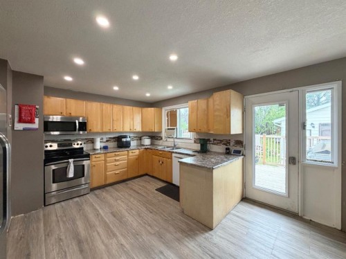 5746 9 Avenue, Edson, AB - Indoor Photo Showing Kitchen With Double Sink