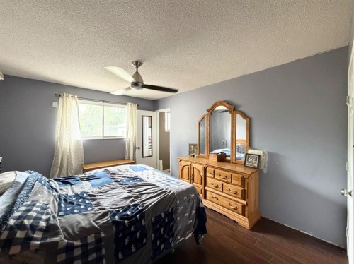 5746 9 Avenue, Edson, AB - Indoor Photo Showing Bedroom