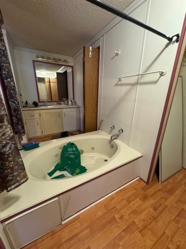 517 3Rd Avenue, Fox Creek, AB - Indoor Photo Showing Bathroom