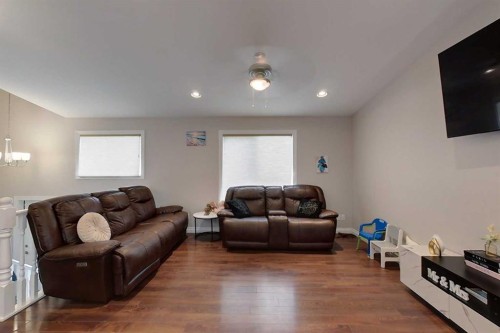 45 Springwood Drive Ne, Slave Lake, AB - Indoor Photo Showing Living Room