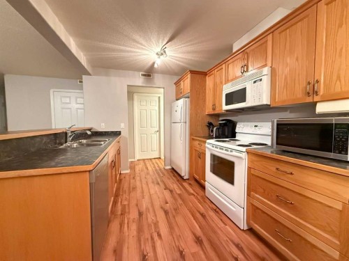 103-501 3 Street, Fox Creek, AB - Indoor Photo Showing Kitchen With Double Sink