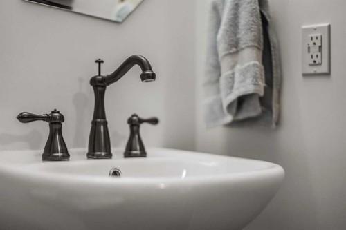 205-600 Spring Creek Drive, Canmore, AB - Indoor Photo Showing Bathroom