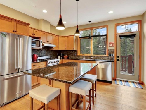 11-137 Wapiti Close, Canmore, AB - Indoor Photo Showing Kitchen