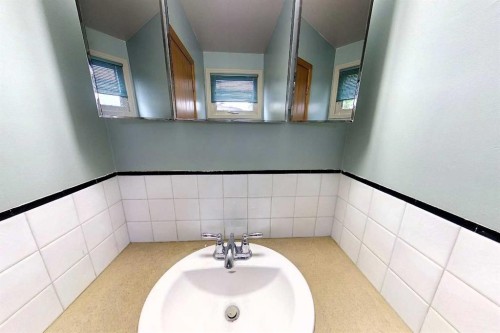4303 8 Avenue, Edson, AB - Indoor Photo Showing Bathroom