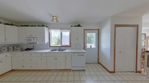 655019 44 Highway, Flatbush, AB - Indoor Photo Showing Kitchen With Double Sink