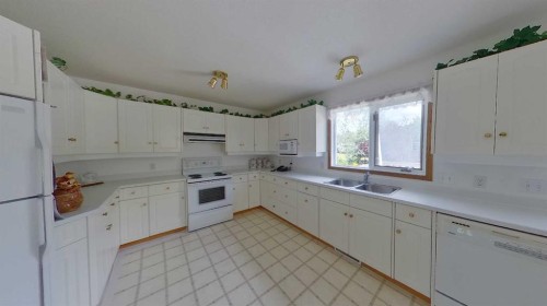 655019 44 Highway, Flatbush, AB - Indoor Photo Showing Kitchen With Double Sink