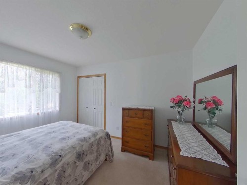 655019 44 Highway, Flatbush, AB - Indoor Photo Showing Bedroom