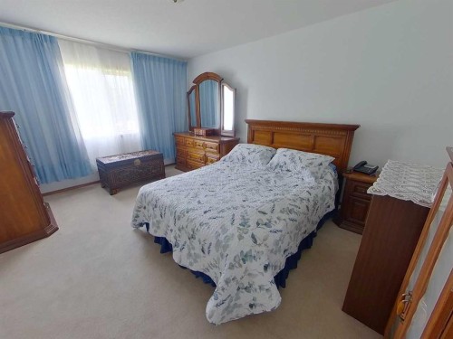 655019 44 Highway, Flatbush, AB - Indoor Photo Showing Bedroom