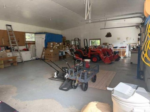 655019 44 Highway, Flatbush, AB - Indoor Photo Showing Garage