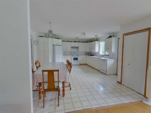 655019 44 Highway, Flatbush, AB - Indoor Photo Showing Kitchen