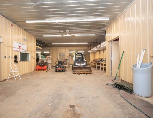 655059 Highway 813, Rural Athabasca County, AB - Indoor Photo Showing Garage