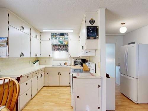 5536 Wagoner Crescent, Whitecourt, AB - Indoor Photo Showing Kitchen With Double Sink