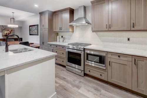 107-707 Spring Creek Drive, Canmore, AB - Indoor Photo Showing Kitchen With Double Sink With Upgraded Kitchen