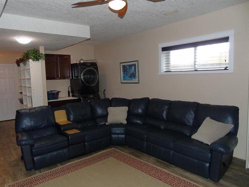 405 1 Avenue, Drumheller, AB - Indoor Photo Showing Living Room